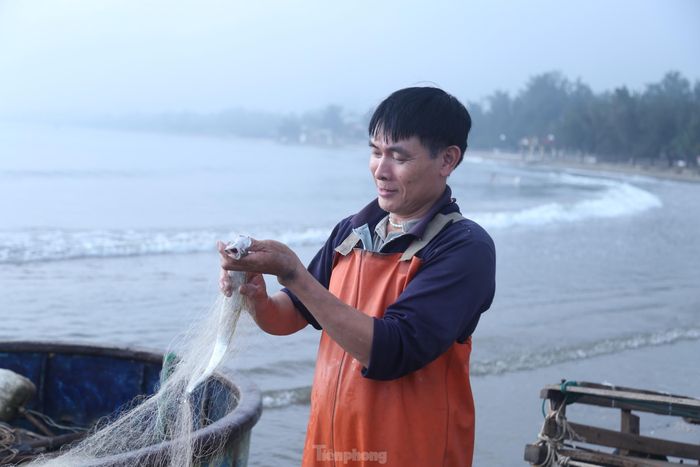 Với thâm niên hơn 20 năm đi biển, ngư dân Nguyễn Đình Đa (SN 1973, trú phường Thu Thủy, thị xã Cửa Lò) cho biết, nghề đi thuyền thúng đánh bắt quanh năm, chỉ trừ những ngày mưa to, gió lớn, biển động mạnh. 