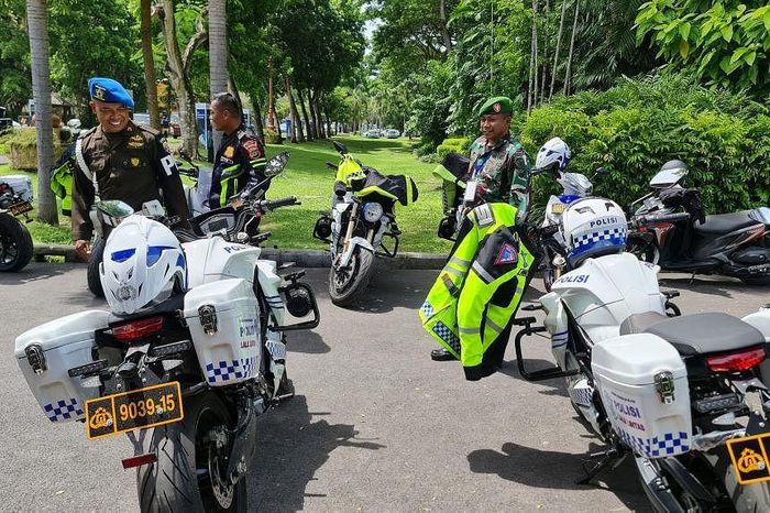 Cảnh sát tuần tra quanh khu nghỉ dưỡng Nusa Dua. Ảnh: ST