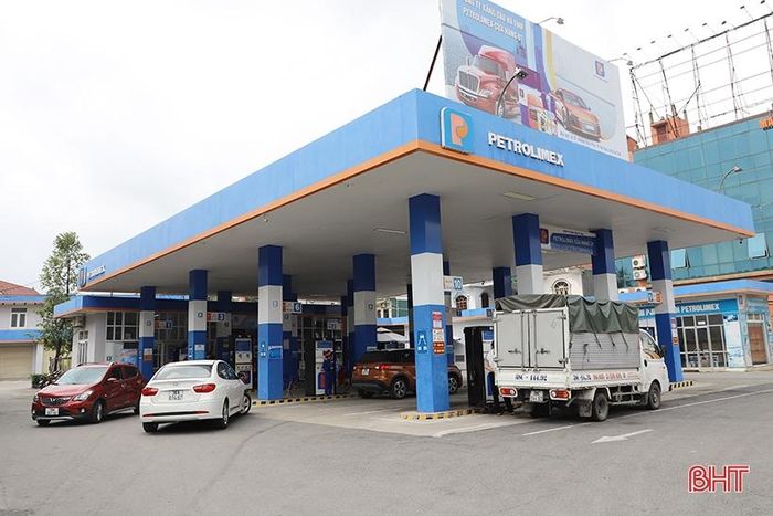 Cửa hàng xăng dầu số 1, Công ty Xăng dầu Hà Tĩnh (đường Trần Phú, TP Hà Tĩnh) nhộn nhịp khách ra vào bơm nhiêu liệu cho phương tiện.