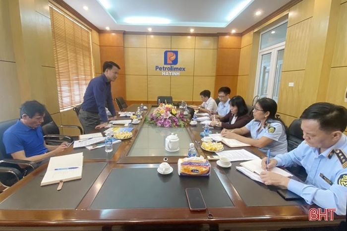 Sở Công thương và Cục QLTT làm việc với Công ty Xăng dầu Hà Tĩnh về công tác đảm bảo cung ứng xăng dầu cho các cửa hàng trực thuộc và hệ thống phân phối.
