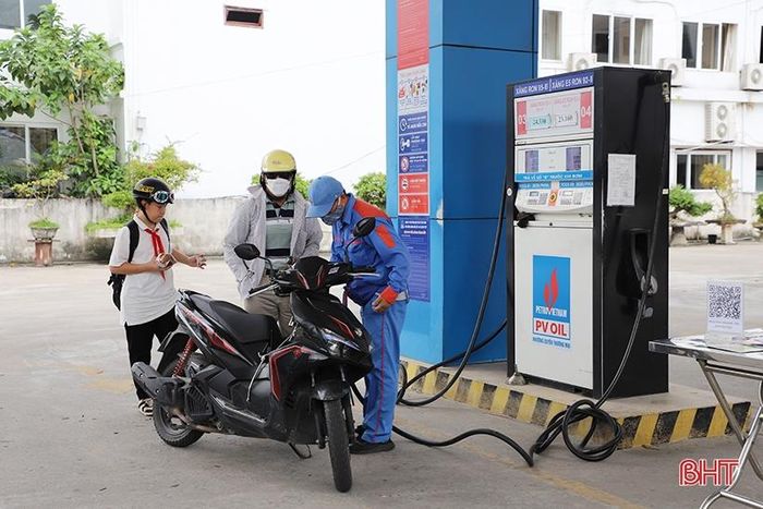 Người dân đổ xăng tại Cửa hàng xăng, dầu số 141 (đường Hà Huy Tập, TP Hà Tĩnh).
