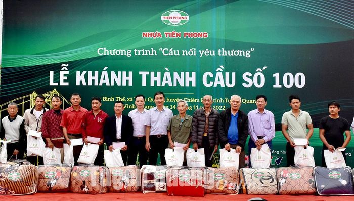 Công ty CP Nhựa Thiếu niên Tiền Phong tặng 20 suất quà cho 20 gia đình có công với cách mạng trên địa bàn xã Vinh Quang (Chiêm Hóa).