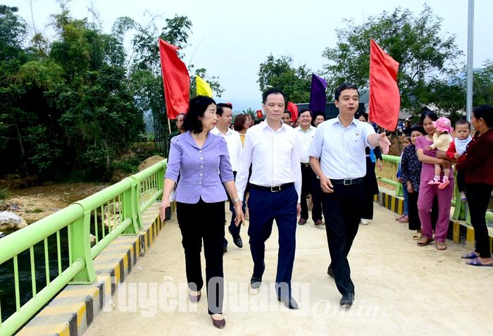 Đại biểu tham quan cây cầu Bình Thể có tổng kinh phí xây dựng 2,3 tỷ đồng.