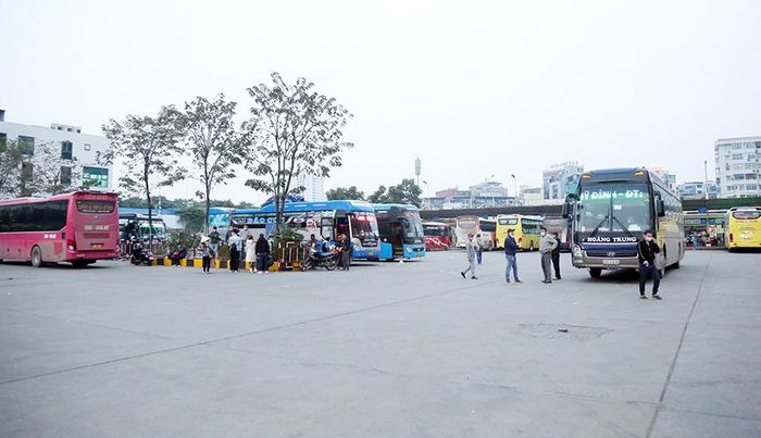 Bến xe Nước Ngầm hiện nay rất vắng xe vào bến.