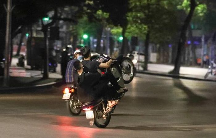 Tình trạng thanh thiếu niên tụ tập đua xe trái phép gây rối trật tự công cộng đang diễn biến phức tạp, gây bức xúc cho người dân, tiềm ẩn nguy cơ mất trật tự an toàn giao thông.