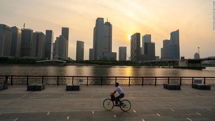  Các biện pháp mới được đưa ra bao gồm cắt giảm lãi suất, thúc đẩy những kênh huy động như phát hành trái phiếu. Ảnh: CNN. 