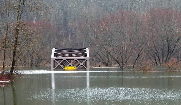 Tuy nhiên, khi các hoạt động và sự phát triển ngày càng tăng dọc sông Allegheny gần đó, Tập đoàn Xây dựng Quân đội của Mỹ đã xây đập Tionesta để ngăn ngừa việc ngập lụt ở hạ lưu. Đập hoạt động từ năm 1940, nghĩa là vùng Nebraska sẽ chìm dưới nước. Cư dân chuyển đi, nhưng cây cầu ở lại, và suốt nhiều thập kỷ, nó biến mất rồi xuất hiện khi mực nước đập dâng hoặc hạ. Ảnh: Explorevegamo. 