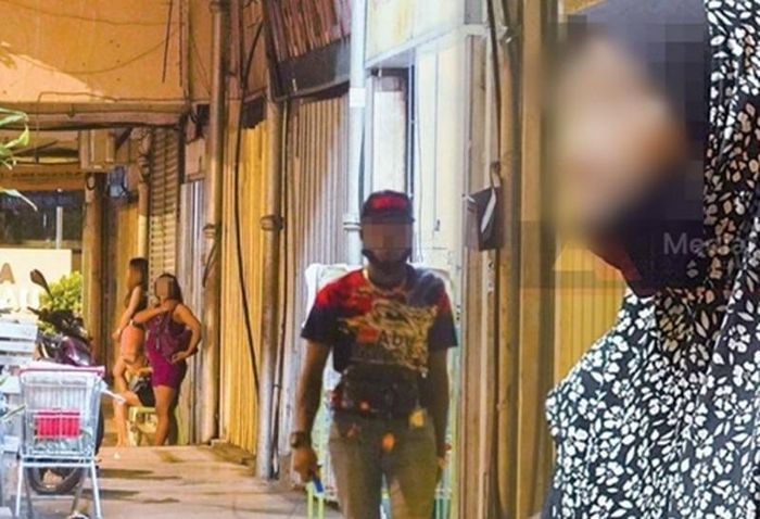 Theo bà Emy, chỗ của bà còn có hơn 20 phụ nữ khác ở độ tuổi từ 55 đến 74 đều dùng thân thể mưu sinh, tất cả đều có hoàn cảnh cơ cực.