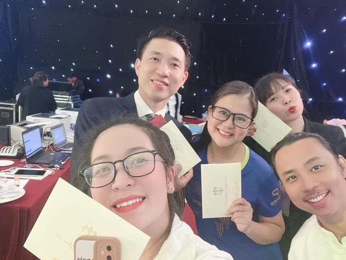 Kiện tướng Chí Anh cùng nhiều đồng nghiệp khoe nhận được thiệp cưới của Khánh Thi - Phan Hiển. Ảnh: FBNV.