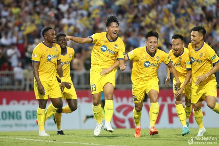 Trần Đình Hoàng ghi bàn mở tỷ số cho Sông Lam Nghệ An trận gặp Hà Nội FC trên sân Vinh. Ảnh tư liệu Hải Hoàng