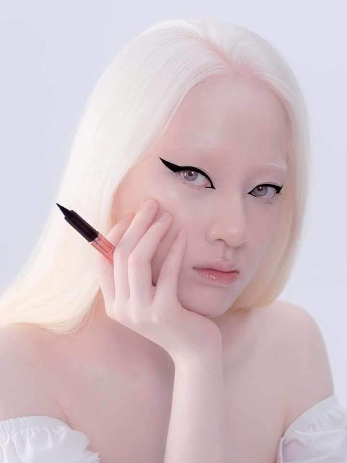 Với ngoại hình đặc biệt của mình, Thúy Quỳnh thử nhiều kiểu makeup độc đáo khác nhau.