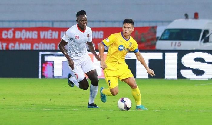 CLB Hải Phòng bị phạt do để CĐV đốt pháo sáng.