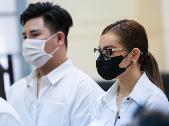 Bị cáo Nguyễn Xuân Hương Trang (bên phải) tại tòa. Ảnh: Dương Trang.