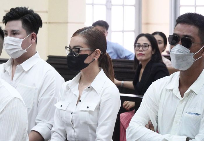 Bị cáo Nguyễn Xuân Hương Trang và đồng phạm tại tòa. Ảnh: Dương Trang.