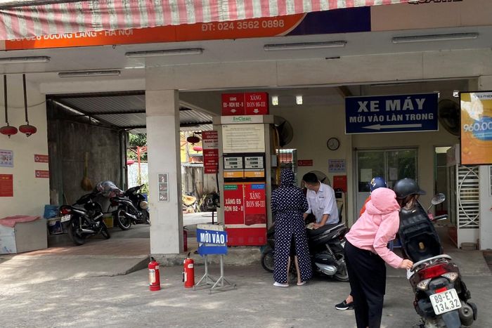 Tại nhiều cây xăng ở quận Cầu Giấy, Đống Đa, Hai Bà Trưng, Thanh Xuân... tình trạng người dân xếp hàng dài đổ xăng đã không còn. Ảnh: Thanh Thương.