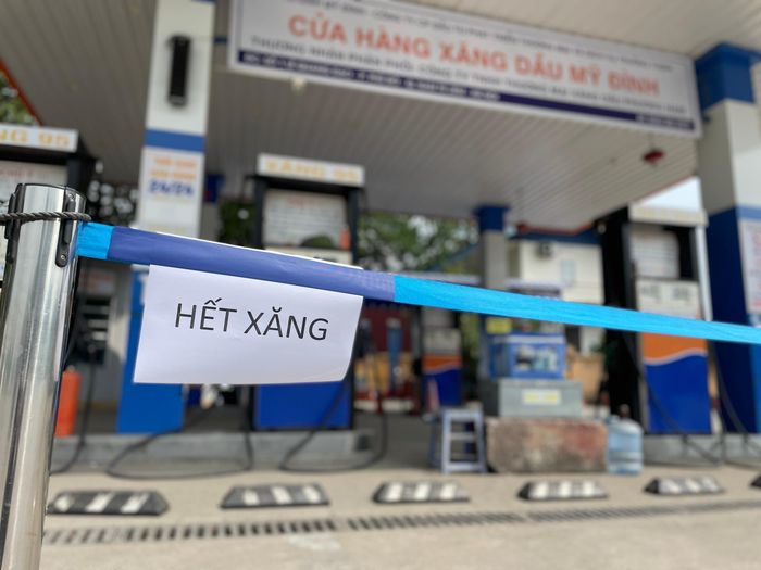 Cây xăng trên đường Lê Quang Đạo quận Nam Từ Liêm vẫn đóng cửa nghỉ bán trong sáng 15/11. Ảnh: Thanh Thương.