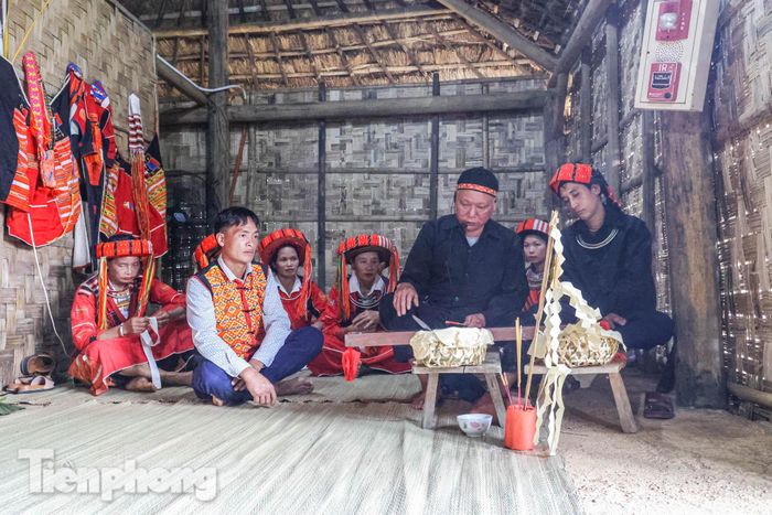 Trong nghi lễ cấp sắc có 3 thầy cúng: 1 thầy chính, 1 thầy phụ giúp thầy chính truyền nghề cho trò và 1 thầy xin cấp lộc cho trò.