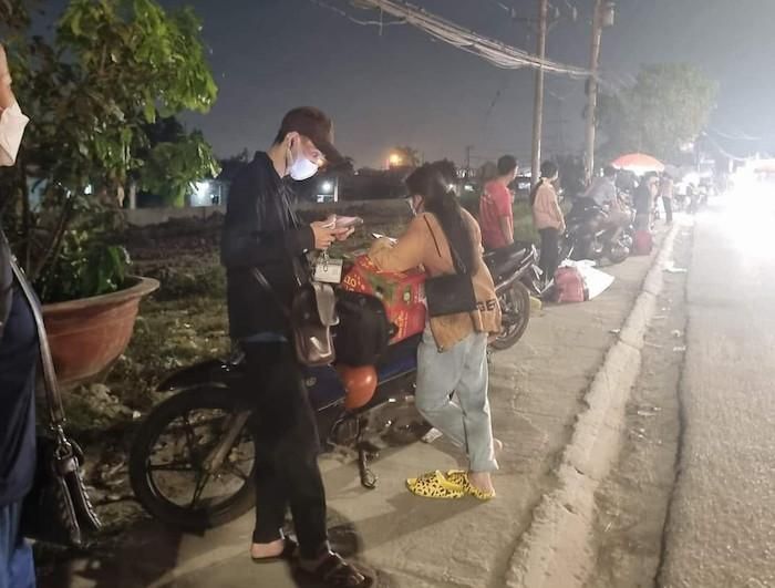 Nhiều người ở tỉnh Bình Dương đứng chờ đón xe về quê sớm do mất việc. Ảnh: L.T/VietNamNet
