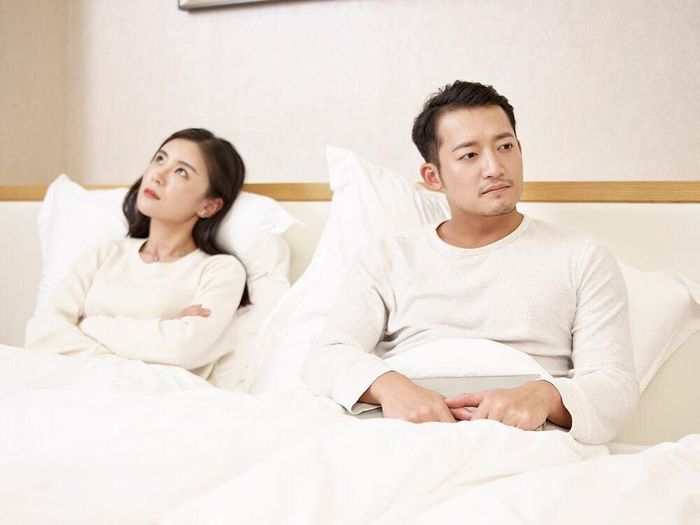Ngủ riêng nhiều khi lại là khởi đầu cho sự xa lánh của tình cảm vợ chồng (Ảnh minh họa)