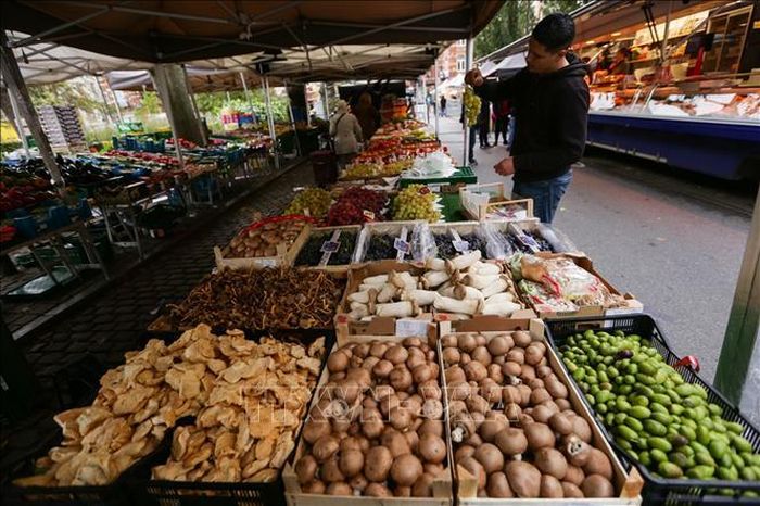 Người dân mua sắm tại một chợ ở Brussels, Bỉ ngày 4/11/2022. Ảnh: THX/TTXVN