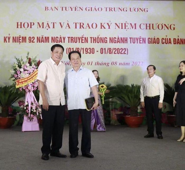 Nhà thơ Phùng Hữu Phú (tay cầm cặp sách). Ảnh do tác giả cung cấp.