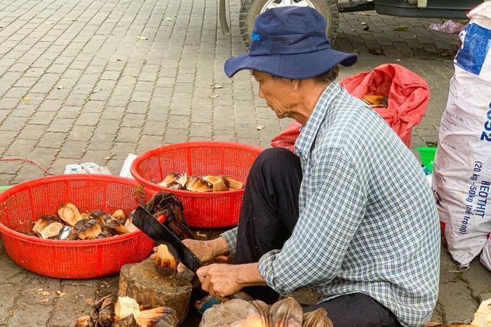 Mỗi ngày, ông bà thu về từ 700 nghìn đồng đến tiền triệu với món dừa nước (Ảnh: Phạm Hoàng).