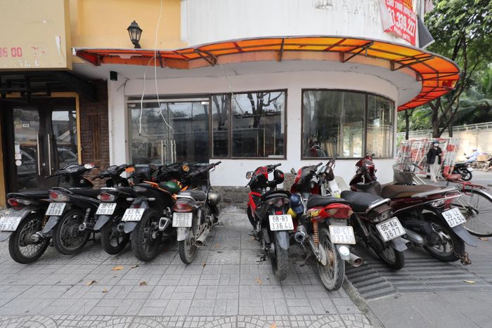  Dù vậy, mặt bằng này vẫn chưa chốt được khách thuê. Một môi giới cho biết bên cạnh vấn đề giá thuê, một số khách tỏ ra quan ngại khi phải bỏ thêm một khoản chi phí lớn để sửa chữa mặt bằng. 