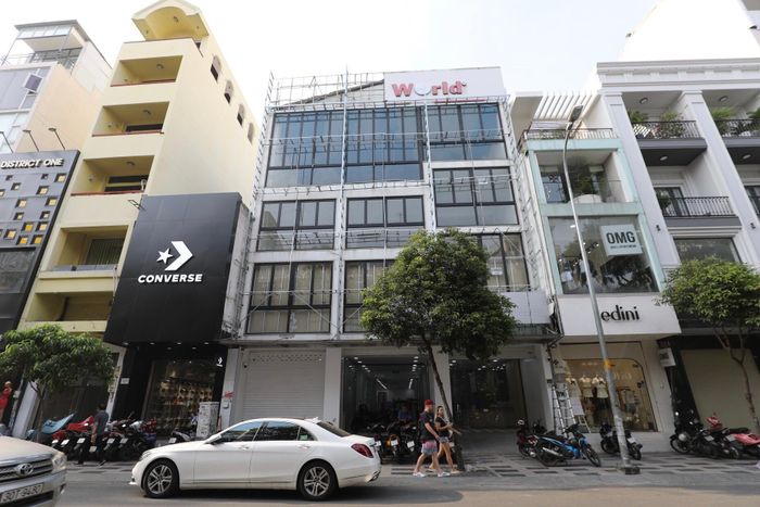  Hay một mặt bằng khác tọa lạc tại 120 Nguyễn Trãi cũng đang tất bật cải tạo. Trước đây, mặt bằng này được nhà hàng chay Âu Lạc kinh doanh, vài tháng nay một người dân gần đây cho biết chỗ này đang cải tạo để khai trương phòng khám. 