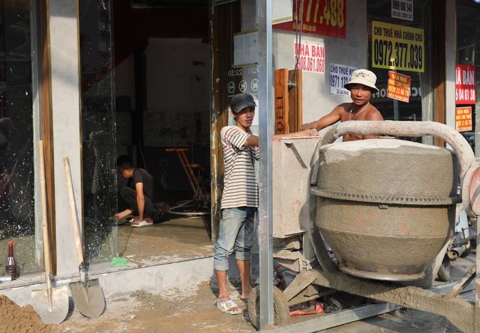 Gần một tháng sửa sang nhưng đến nay khách thuê mới ở mặt bằng đắt đỏ này vẫn chưa chính thức lộ diện. Nhiều môi giới đồn đoán rằng mặt bằng này đã về tay một hệ thống siêu thị vali 8 năm tuổi. Tuy nhiên, theo ghi nhận của Zing trên góc phải mặt bằng hiện có logo Savico - một doanh nghiệp thương mại tổng hợp, với ngành nghề kinh doanh cốt lõi là bán lẻ ôtô xe máy. 