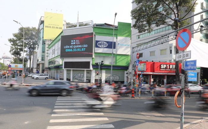  Trong khi đó, với diện tích 1.400 m2, mặt bằng ngay góc 2 mặt tiền Cách mạng tháng 8 và Nguyễn Thị Minh Khai đang được rao thuê chỉ với mức giá 470 triệu đồng/tháng. Tuy nhiên, khi liên hệ môi giới, người này cho biết đã dừng cho thuê do vướng một số vấn đề từ phía chủ nhà. 