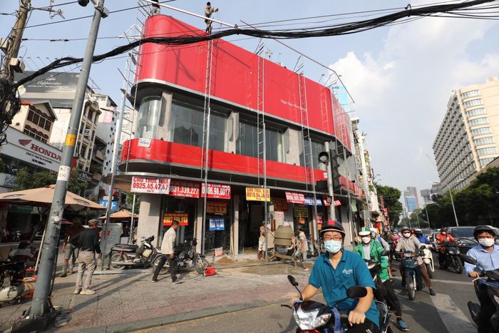  Mặt khác, một số ít mặt bằng lớn vẫn đang được cải tạo để kịp kinh doanh vào dịp Tết Nguyên đán năm nay. Nổi bật gần nhất là mặt bằng 325 Lý Tự Trọng. Khách thuê gần đây là PhinDeli hiện đã rời khỏi mặt bằng 3 mặt tiền rộng 126 m2 này, chỉ sau chưa đầy một năm khai trương. 