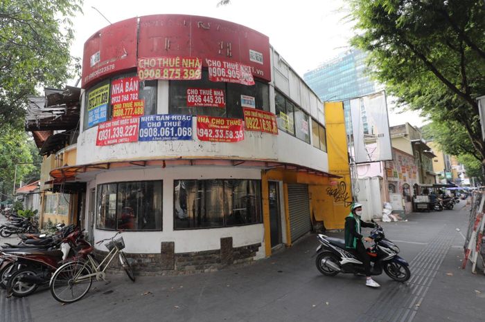  Tương tự, mặt bằng 850 m2 nằm trên ngã ba Hai Bà Trưng - Nguyễn Văn Khiêm vẫn giữ giá thuê 1 tỷ đồng/tháng suốt mấy tháng nay. Tuy nhiên đến nay, chủ nhà đã đưa ra phương án "xé lẻ" thành ba mặt bằng nhỏ để thuận tiện cho khách thuê, với mức giá 17.000, 18.000 và 25.000 USD/tháng tùy vị trí, diện tích mặt bằng lẻ. 