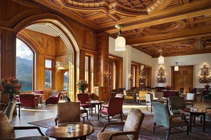  Người chủ mới của căn penthouse sẽ được sử dụng tất cả các tiện nghi của khách sạn, bao gồm 10 nhà hàng ấn tượng, ba quán bar, spa và đặc biệt là đầu bếp riêng. Ảnh: Badrutt's Palace. 