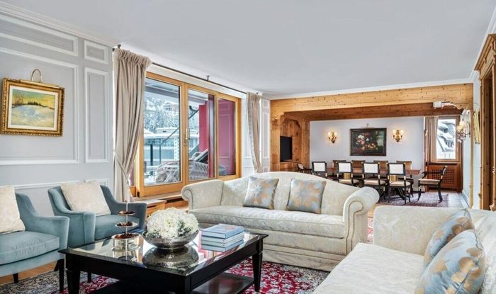  Căn penthouse Tower trải dài trên ba tầng Badrutt's Palace, có diện tích mặt sàn 315 m2. Penthouse này gồm bốn phòng ngủ, bốn phòng tắm, nhà bếp đầy đủ tiện nghi, thư viện nhỏ, hai sân hiên lớn. Ảnh: Badrutt's Palace. 