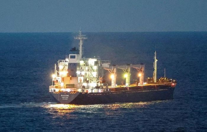 Tàu chở ngũ cốc của Ukraine đi qua Biển Đen hồi tháng 8. Ảnh: Reuters.