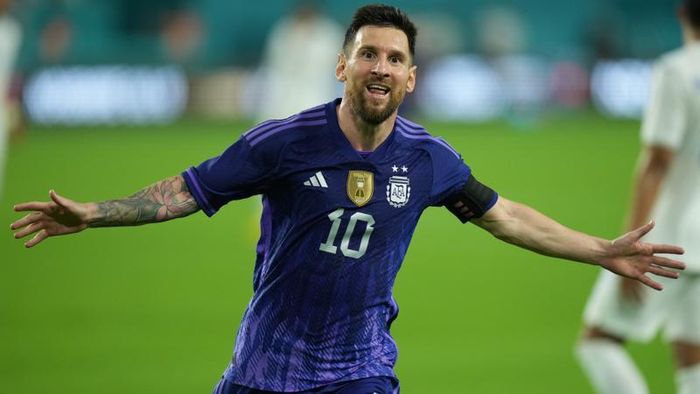 Messi ăn mừng bàn thắng vào lưới UAE.
