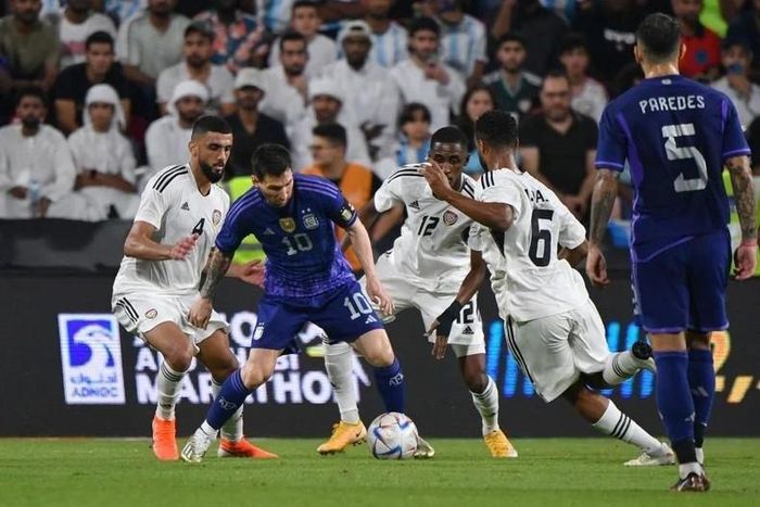 Các cầu thủ Argentina hoàn toàn làm chủ thế trận.