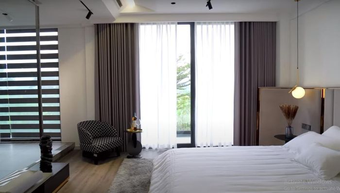 Phòng ngủ master thiết kế mở, cực kỳ thông thoáng.