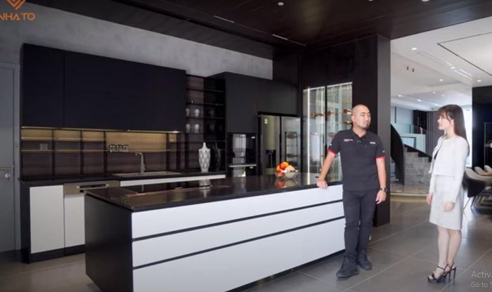 Không gian nhà bếp hoàn toàn màu đen vừa sang trọng vừa huyền bí.
