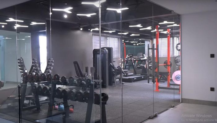 Trong biệt thự còn có phòng riêng để rèn luyện sức khỏe.