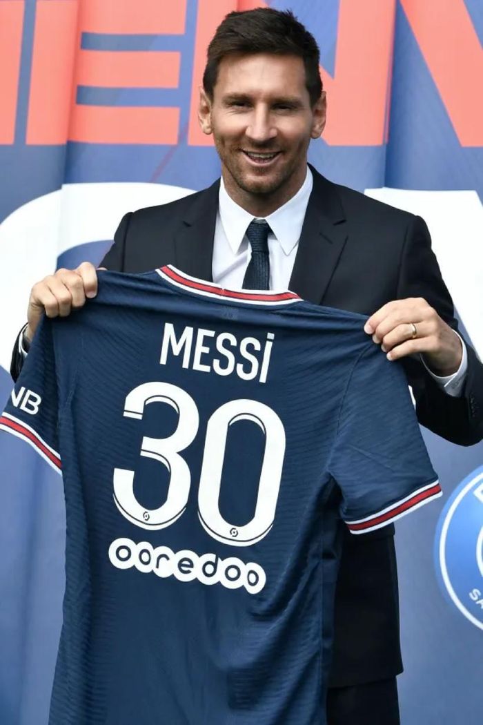 Ronaldo hạnh phúc vì vượt qua Messi về doanh số bán áo đấu.