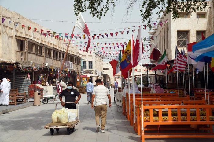 Chợ truyền thống Souq Waqif được trang trí để mọi người có thể hòa mình vào không khí bóng đá sôi động. Ảnh: Sorin Furcoi/Al Jazeera.