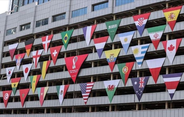 Cờ của 32 quốc gia tham gia Giải vô địch bóng đá thế giới World Cup 2022 tại Qatar. Ảnh: Showkat Shafi/Al Jazeera.