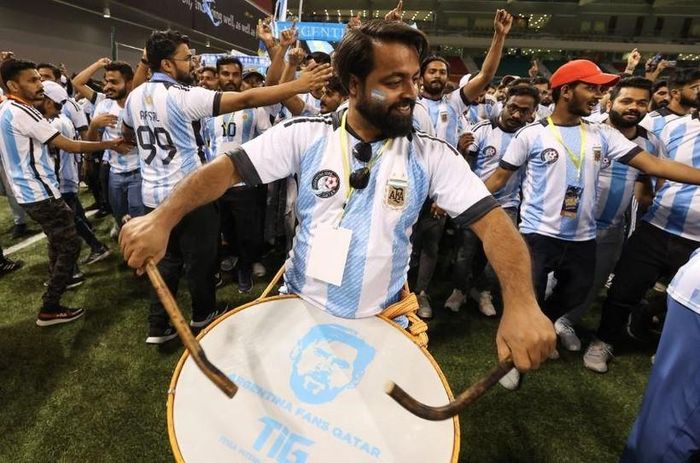 Người hâm mộ từ câu lạc bộ Argentina ăn mừng ở Doha. Ảnh: Showkat Shafi/Al Jazeera.
