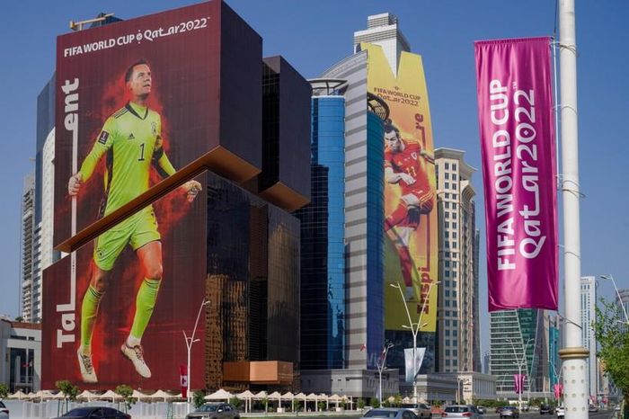 Áp phích FIFA World Cup 2022 trên các tòa nhà ở khu vực Vịnh Tây Doha. Ảnh: Sorin Furcoi/Al Jazeera.