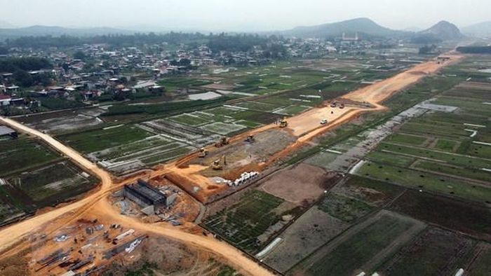 Thi công đoạn cao tốc Nghi Sơn - Diễn Châu. Ảnh tư liệu: Huy Hùng/TTXVN