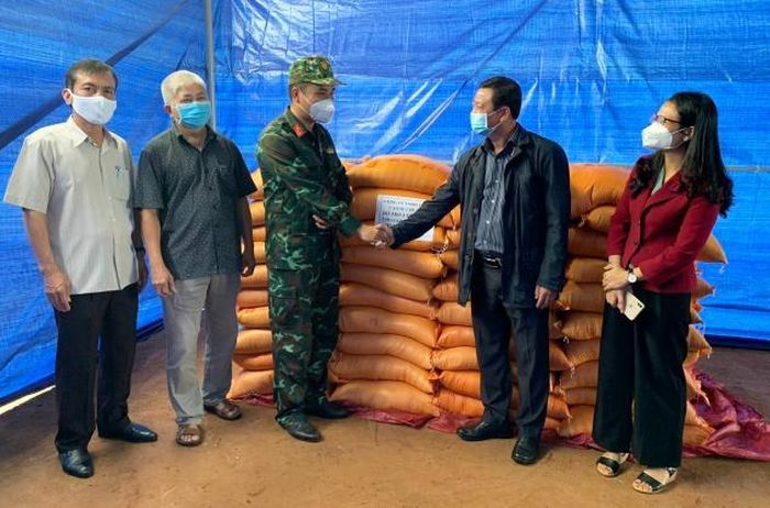 Ông Phạm Duy Muôn (thứ 2 từ phải sang) và Công ty TNHH một thành viên Cao su Chư Sê đã có nhiều đóng góp trong công tác phòng-chống dịch Covid-19 tại địa phương (ảnh nhân vật cung cấp).