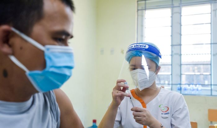 Tiêm vaccine ngừa Covid-19 cho người dân.