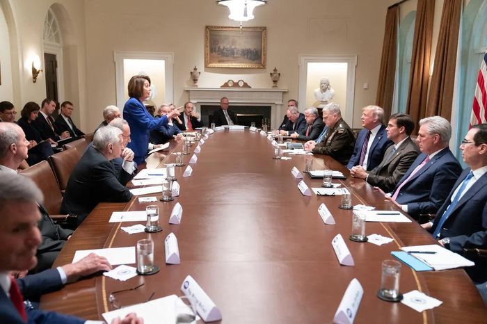  Kể từ khi tuyên thệ nhậm chức Chủ tịch Hạ viện Mỹ vào năm 2007, bà Pelosi thường xuất hiện trong các bức ảnh như một người phụ nữ đơn độc giữa căn phòng toàn nam giới. Trong ảnh, bà Pelosi đứng giữa một cuộc họp ở Nhà Trắng vào ngày 16/10/2019. 