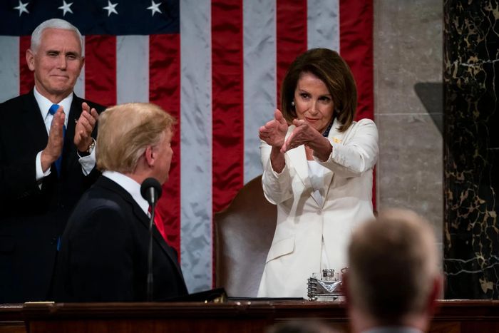  Bà Pelosi có mối quan hệ không mấy thân thiện với cựu Tổng thống Donald Trump. Những tương tác mang tính thù địch giữa họ thường thu hút sự chú của giới truyền thông, đặc biệt là khoảnh khắc bà cười châm biếm và vỗ tay hướng về phía ông Trump, khi cựu tổng thống kêu gọi chấm dứt "trả đũa chính trị" trong buổi đọc Thông điệp Liên bang tối 4/2/2020. 